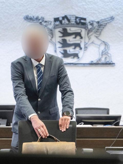 Der Ex-Polizeiinspekteur Andreas R. steht beim Prozessauftakt in einem Saal des Stuttgarter Landgerichts