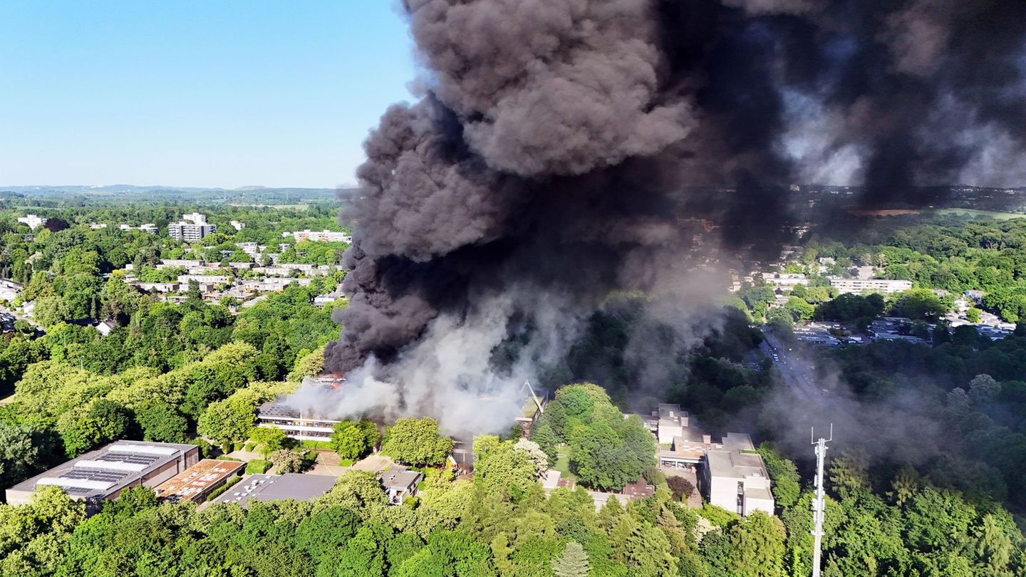 Durch das große Feuer in Erkrath bei Düsseldorf wurden zwei Schulgebäude zerstört. (Archivbild) Foto: Gianni Gattus/dpa