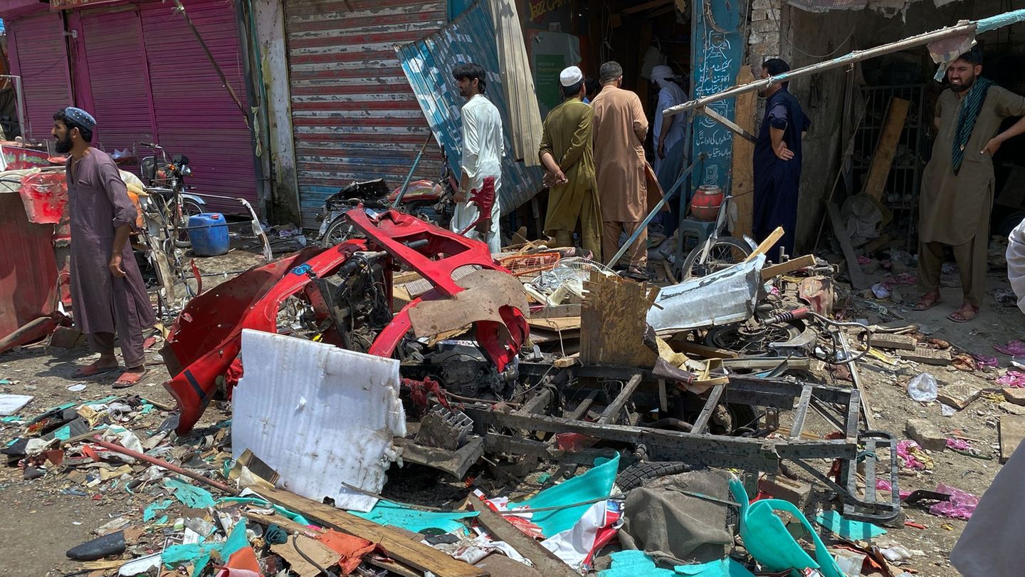 Der Grund für die Explosion im Verwaltungsbezirk Serai Naurang war zunächst unklar. Foto: Farhat Ullah/AP/dpa