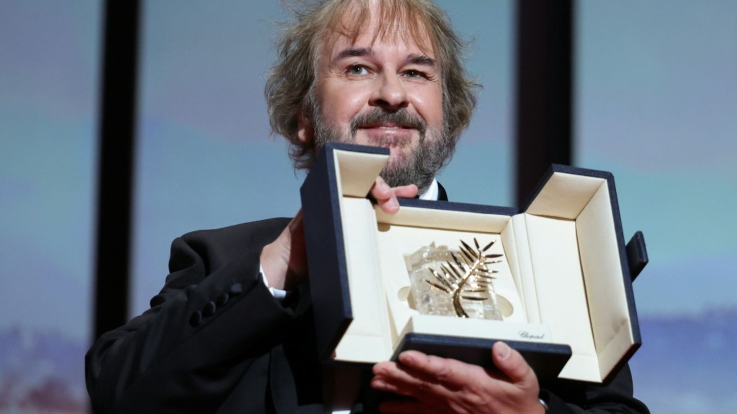 Peter Jackson mit seiner Ehrenpalme in Cannes