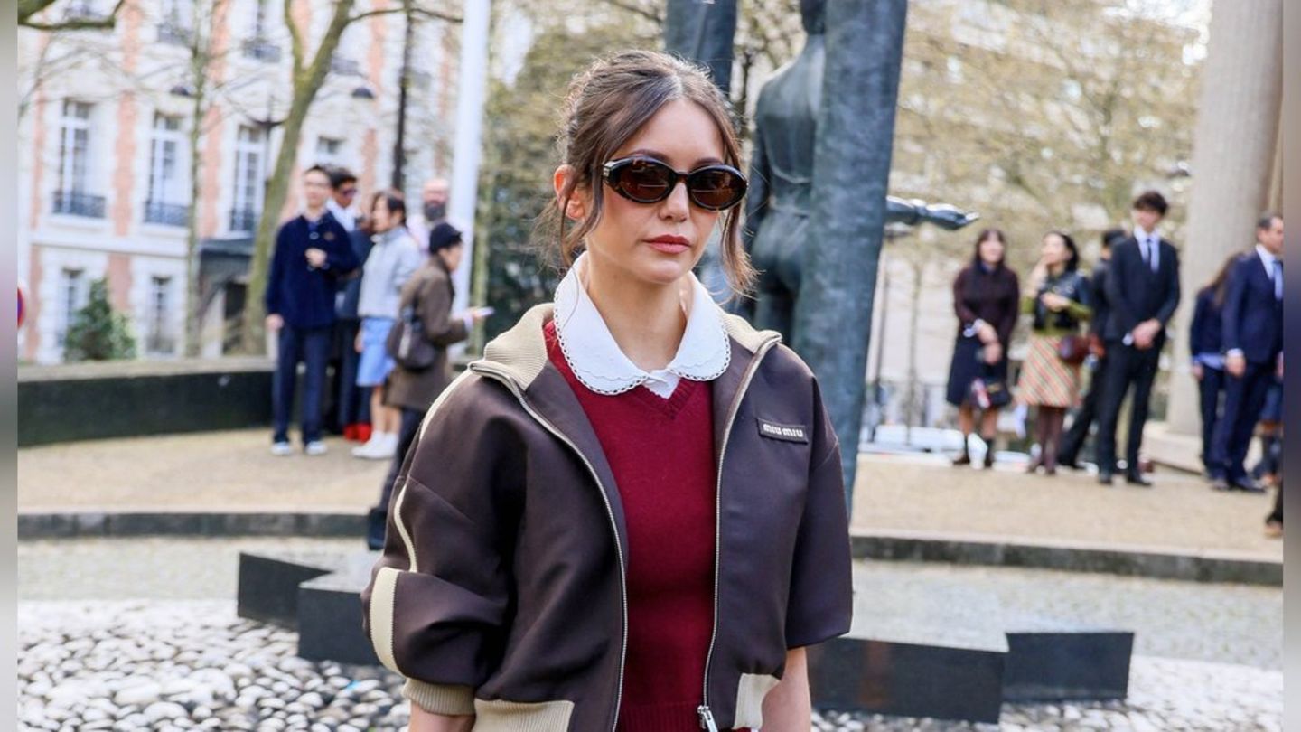 Nina Dobrev kombiniert den Bubikragen cool mit einer Lederjacke.