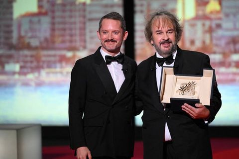 Elijah Wood (li.) hat Peter Jackson eine Ehrenpalme in Cannes verliehen.