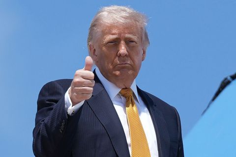 Donald Trump zeigt einen Daumen nach oben