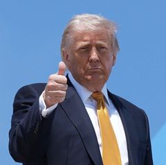 Donald Trump zeigt einen Daumen nach oben