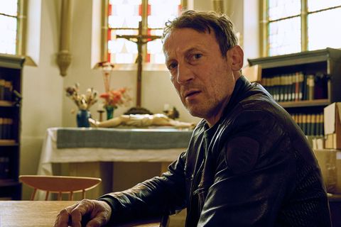 Kommissar Thorsten Falke (Wotan Wilke Möhring) hat sich nach dem Tod seiner Kollegin Grosz für eine Weile in ein Kloster zurückgezogen. Im "Tatort: Schweigen" (2024) erlebt er als Privatmann den Tod eines Pfarrers. Bald jedoch entwickeln sich die Ermittlungen in Richtung des Vorwurfs: Missbrauch an Jugendlichen.