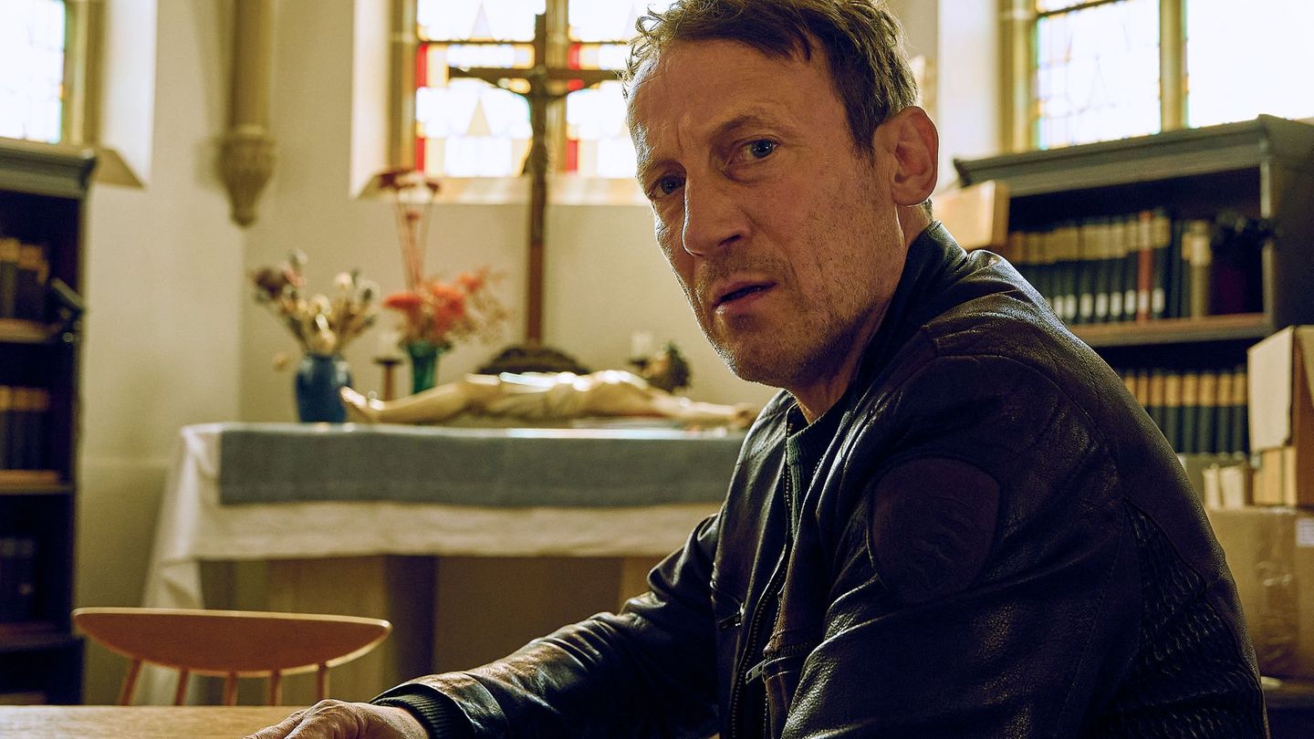 Kommissar Thorsten Falke (Wotan Wilke Möhring) hat sich nach dem Tod seiner Kollegin Grosz für eine Weile in ein Kloster zurückgezogen. Im "Tatort: Schweigen" (2024) erlebt er als Privatmann den Tod eines Pfarrers. Bald jedoch entwickeln sich die Ermittlungen in Richtung des Vorwurfs: Missbrauch an Jugendlichen.