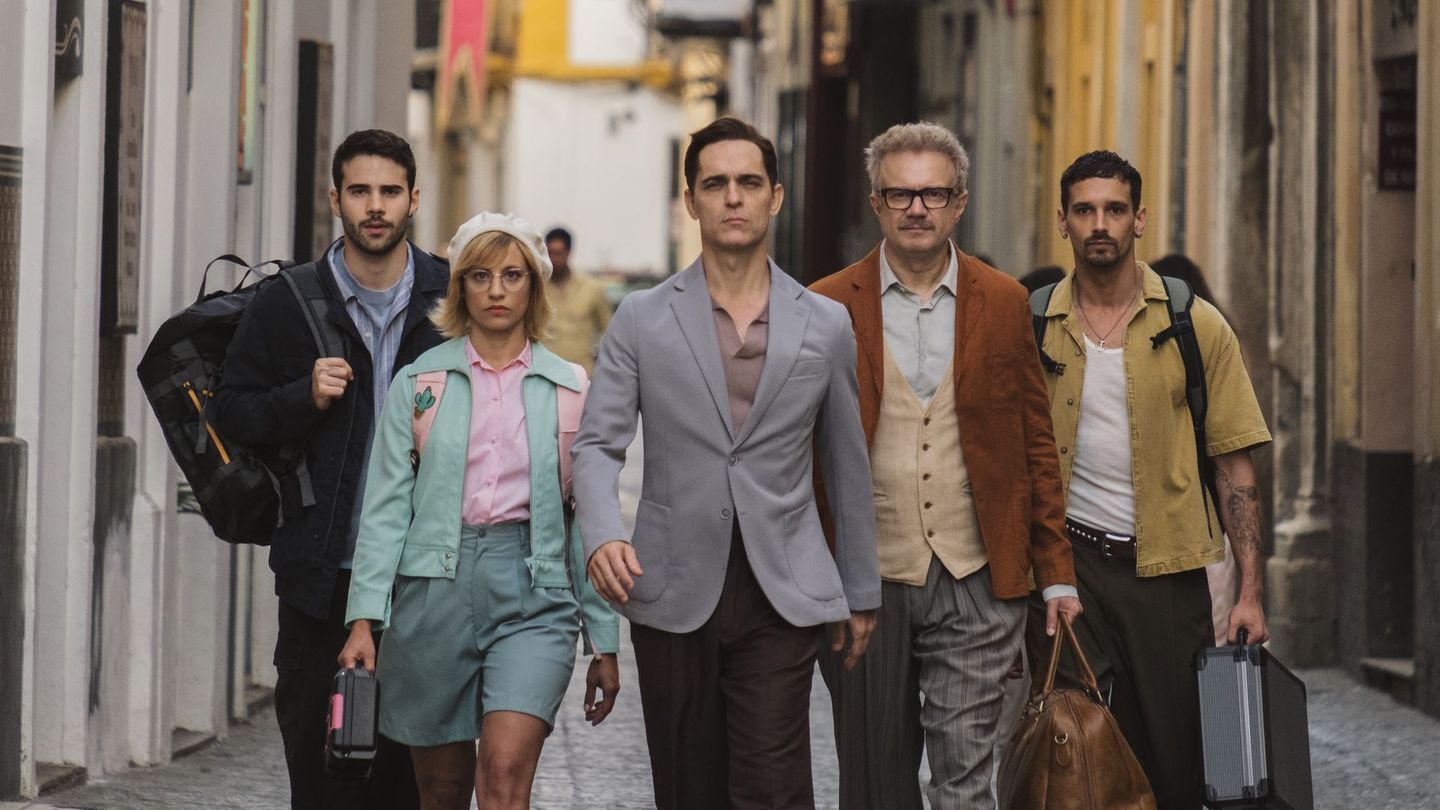 Wieder vereint für einen neuen Coup (von links): Roi (Julio Peña), Keila (Michelle Jenner), Berlin (Pedro Alonso), Damián (Tristán Ulloa) und Bruce (Joel Sánchez).