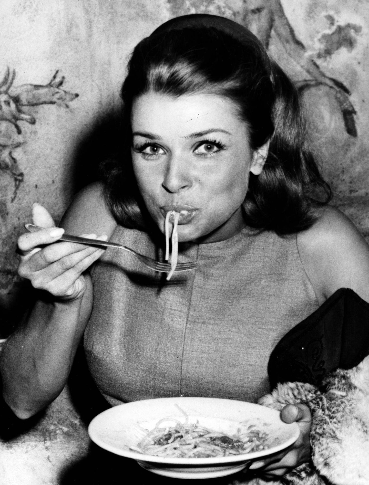 Senta Berger isst Spaghetti