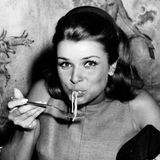 Senta Berger isst Spaghetti