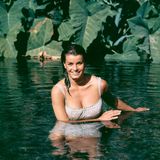 Senta Berger geht baden.