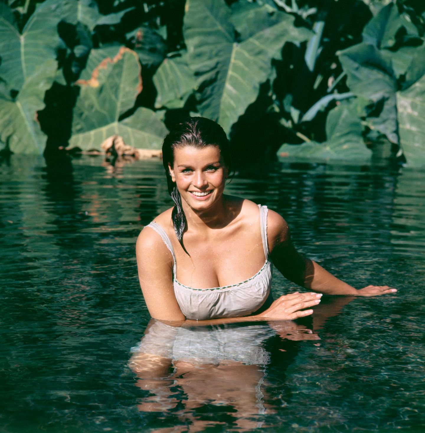 Senta Berger geht baden.