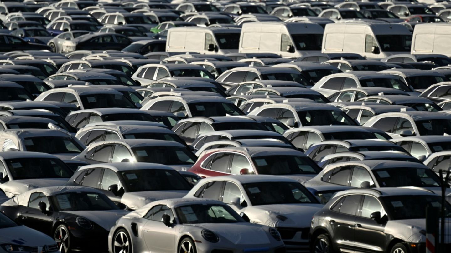 Zum Export vorgesehene Autos in Emden