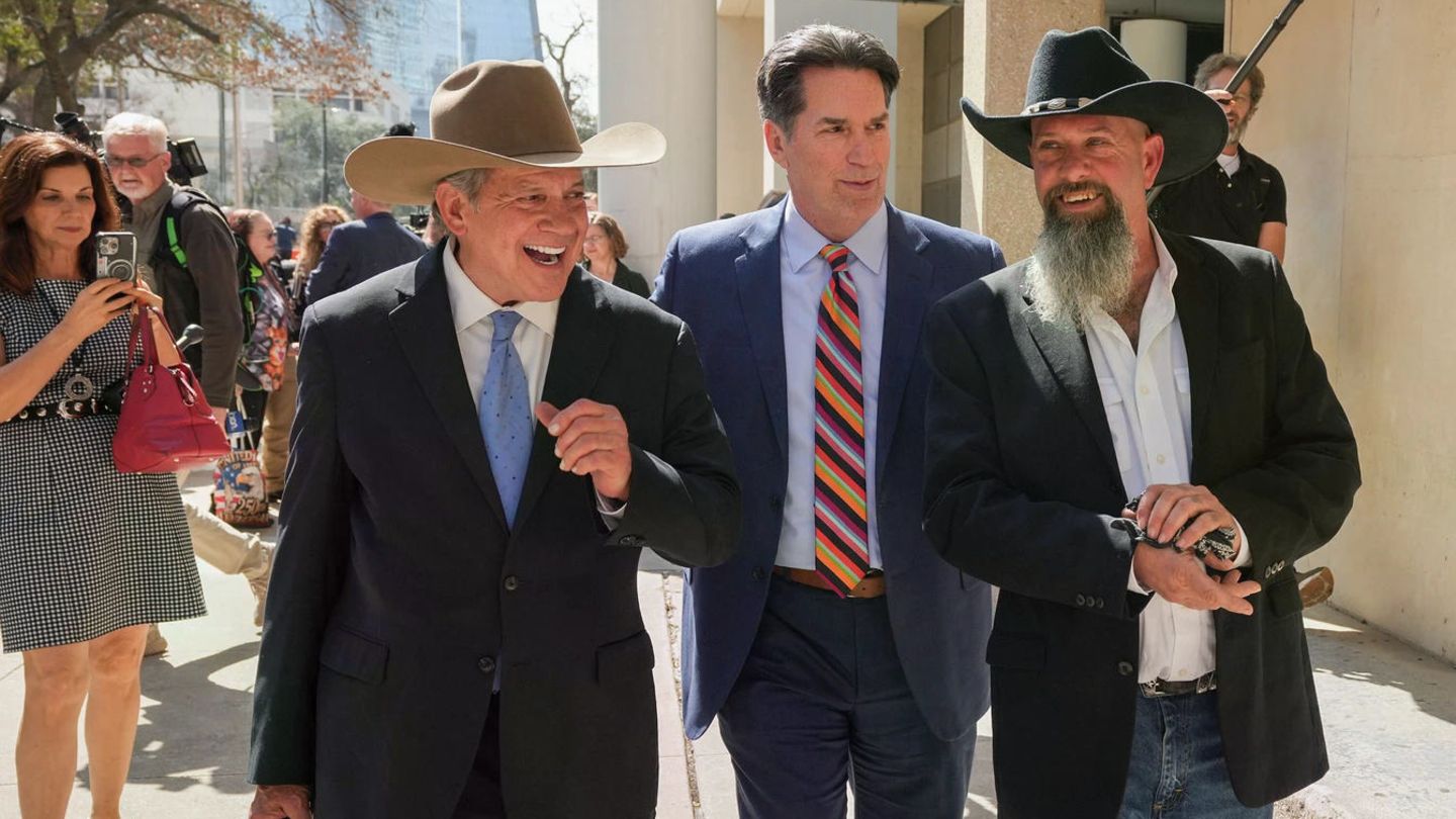 Forrest Welborn, einer der als Mörder Beschuldigten, verlässt mit seinen Anwälten das Gericht in Austin (Texas)