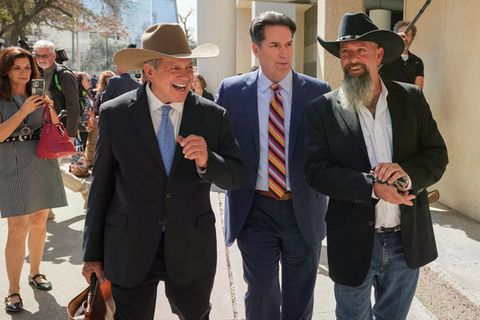 Forrest Welborn, einer der als Mörder Beschuldigten, verlässt mit seinen Anwälten das Gericht in Austin (Texas)