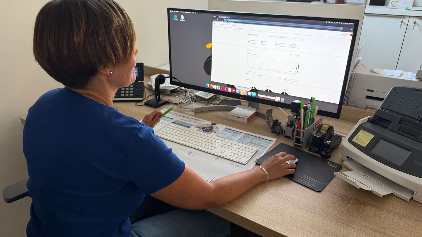 Hausärztinnen und Hausärzte sollen von digitalen Helfern und Fachpersonal entlastet werden. (Archivbild) Foto: Mona Wenisch/dpa