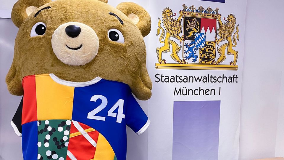 Fußball: Falsches Maskottchen beim EM-Eröffnungsspiel vor Gericht ...