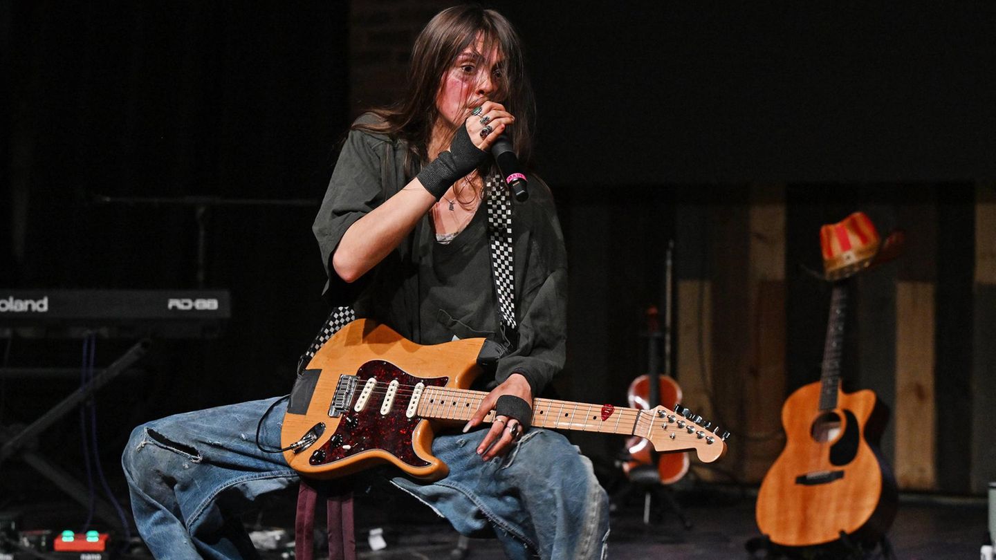 Sofia Isella mit E-Gitarre auf der Bühne