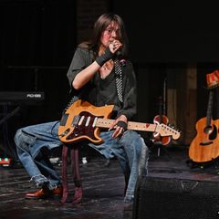 Sofia Isella mit E-Gitarre auf der Bühne