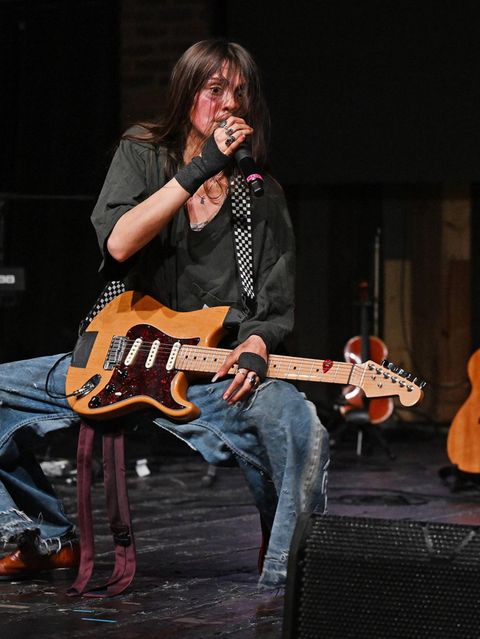 Sofia Isella mit E-Gitarre auf der Bühne