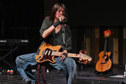 Sofia Isella mit E-Gitarre auf der Bühne