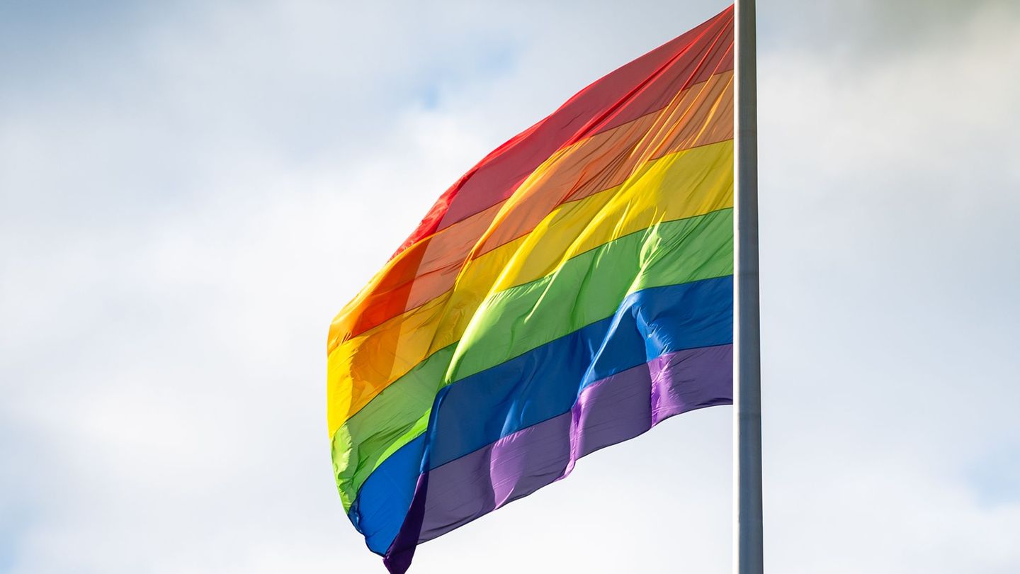 Die Regenbogenflagge steht für Vielfalt und Toleranz hinsichtlich unterschiedlicher sexueller Orientierungen. (Symbolbild) Foto: