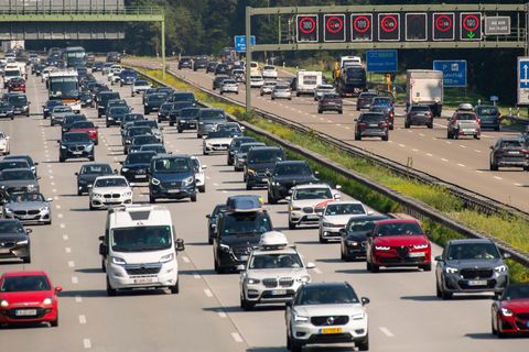 Auch auf der Autobahn 8 rechnet der ADAC wieder mit viel Verkehr rund um den Feiertag. (Archivbild) Foto: Stefan Puchner/dpa