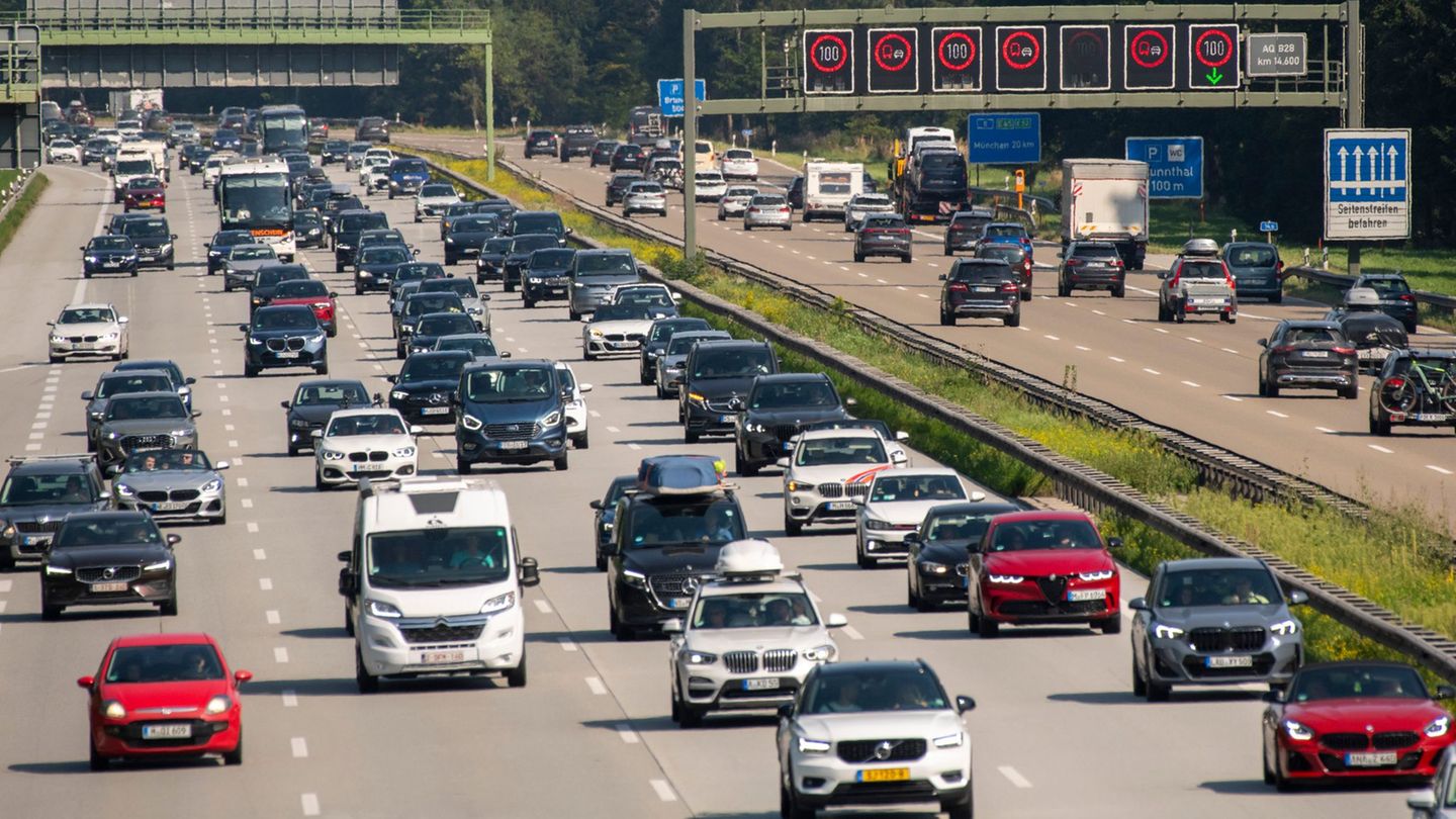 Auch auf der Autobahn 8 rechnet der ADAC wieder mit viel Verkehr rund um den Feiertag. (Archivbild) Foto: Stefan Puchner/dpa