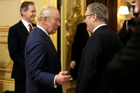 König Charles III. (links) und Premier Keir Starmer