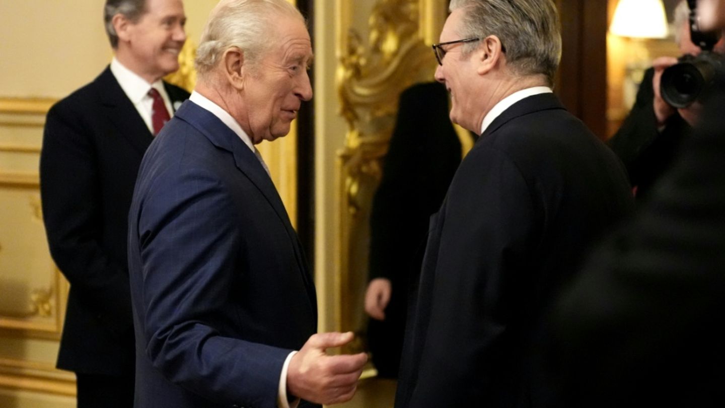 König Charles III. (links) und Premier Keir Starmer