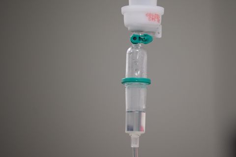 Das Bundesinstitut für Arzneimittel und Medizinprodukte warnt vor sogenannten Drip-Spa-Infusionen. Dabei werden dem Körper Vitam