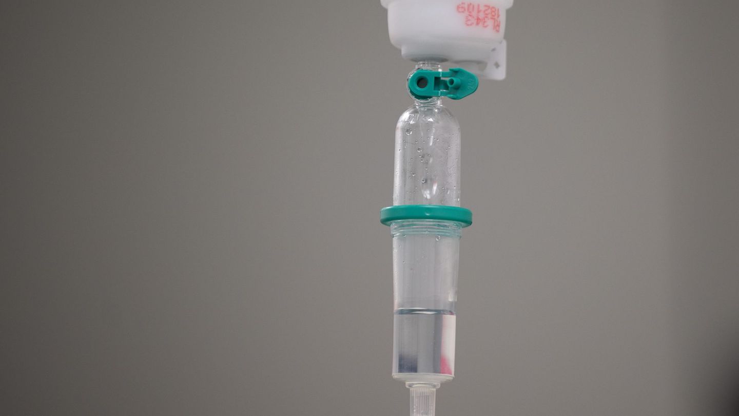 Das Bundesinstitut für Arzneimittel und Medizinprodukte warnt vor sogenannten Drip-Spa-Infusionen. Dabei werden dem Körper Vitam