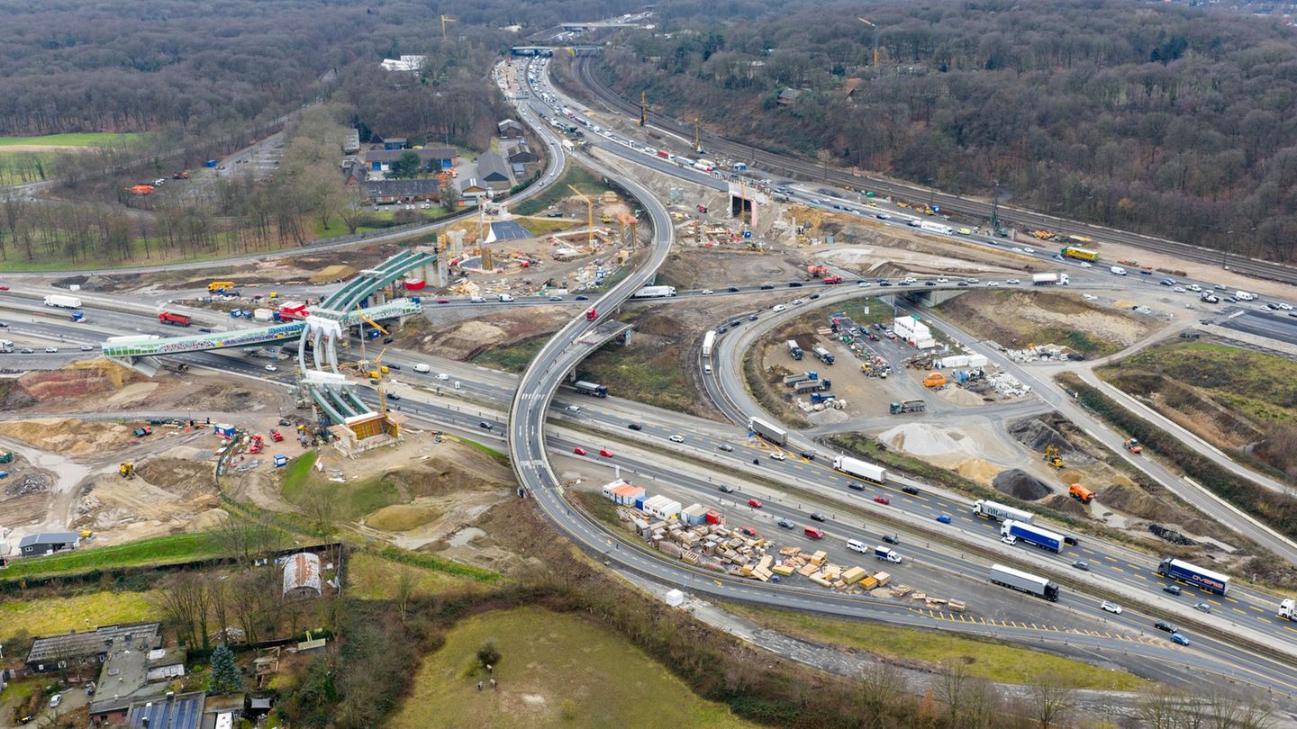 Die A40 im Kreuz Kaiserberg (im Bild von links nach rechts) wird über mehrere Jahre ausgebaut. (Archivbild) Foto: Christoph Reic