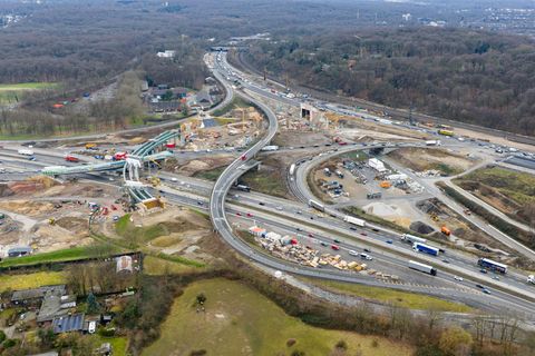 Die A40 im Kreuz Kaiserberg (im Bild von links nach rechts) wird über mehrere Jahre ausgebaut. (Archivbild) Foto: Christoph Reic