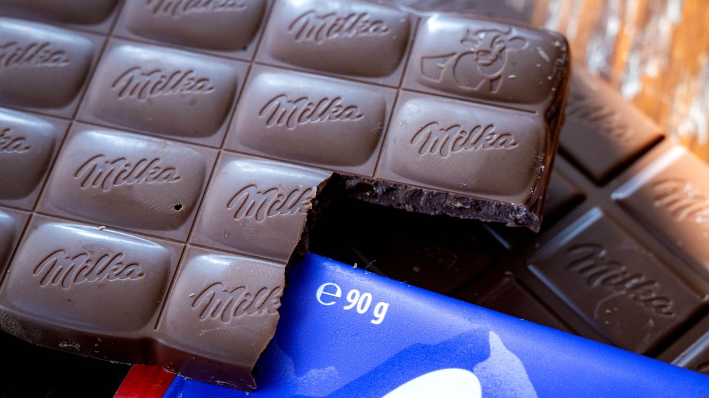 Viele Milka-Tafeln wiegen nur noch 90 statt 100 Gramm. (Symbolbild) Foto: Sina Schuldt/dpa