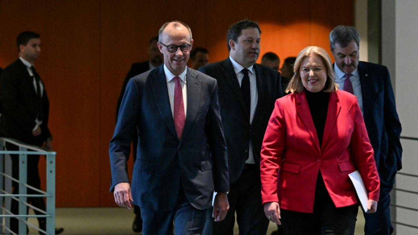 Bundeskanzler Merz (l.) und Koalitionsmitglieder
