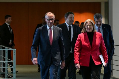 Bundeskanzler Merz (l.) und Koalitionsmitglieder