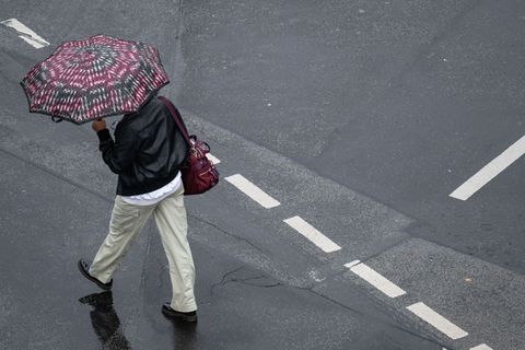 Der Regenschirm muss weiterhin mit: Es bleibt nass in Hessen. (Symbolbild) Foto: Boris Roessler/dpa