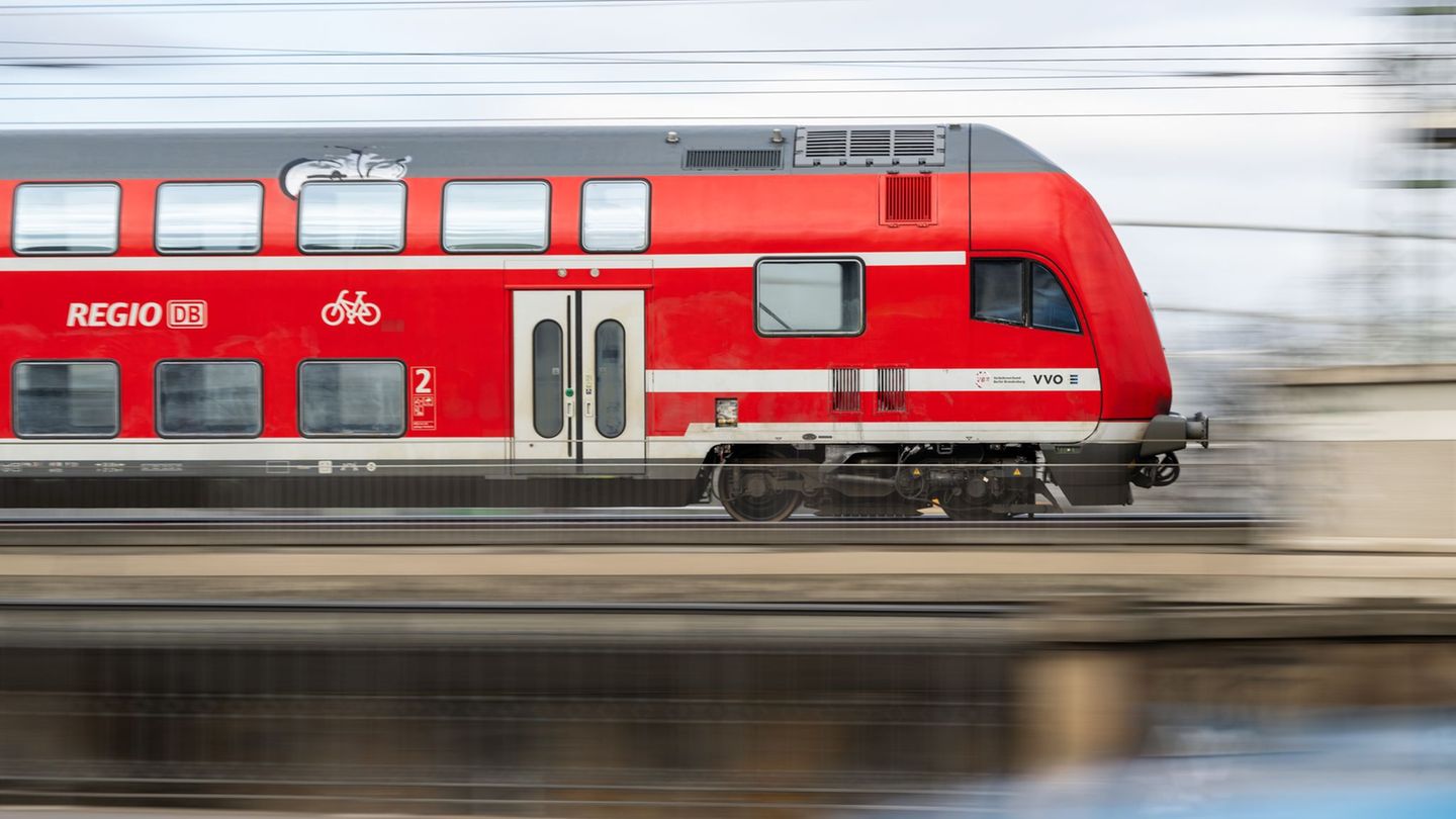 Betroffen von der morgendlichen Streckensperrung: insgesamt vier Regionalexpress-Linien zwischen Düsseldorf und Neuss. (Symbolbi
