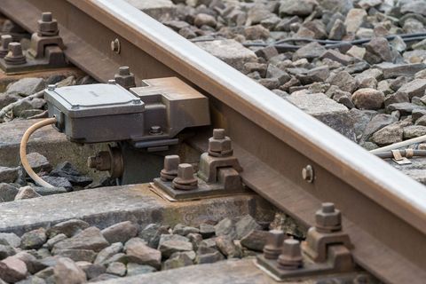 Schienen müssen frei sein - Steine auf Gleisen können gefährlich werden. (Symbolbild) Foto: picture alliance / ZB
