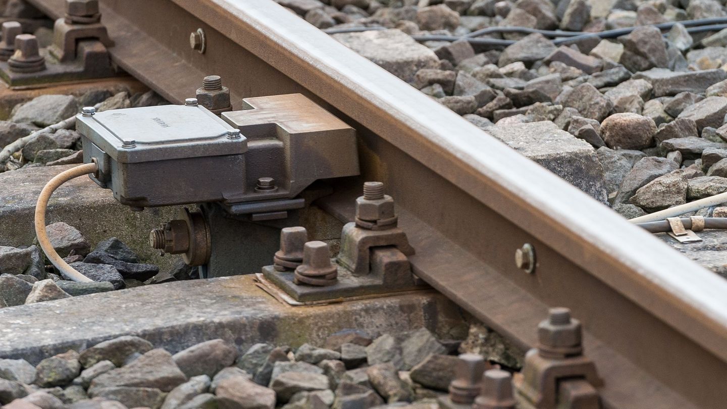 Schienen müssen frei sein - Steine auf Gleisen können gefährlich werden. (Symbolbild) Foto: picture alliance / ZB