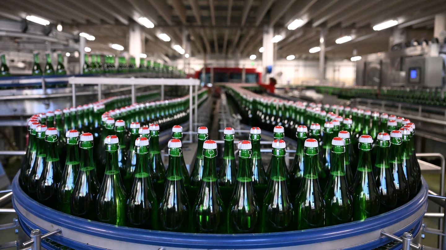 Ein Warnstreik hat nach Angaben der Gewerkschaft NGG die Produktion in der Sektkellerei Rotkäppchen zum Erliegen gebracht (Archv