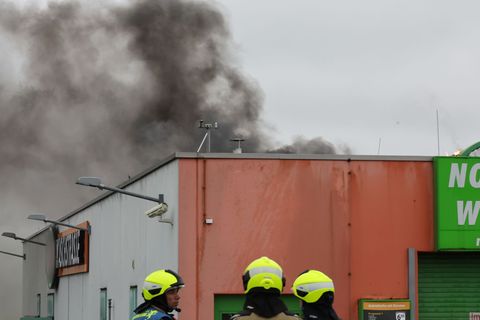 Zwei Tage nach einem Großbrand in einer Waschstraße in Gera sind die Brandermittlungen abgeschlossen. Foto: Bodo Schackow/dpa