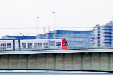 Die Oberleitung an einer Strecke der Kölner Verkehrsbetriebe wurde beschädigt. (Symbolbild) Foto: Rolf Vennenbernd/dpa