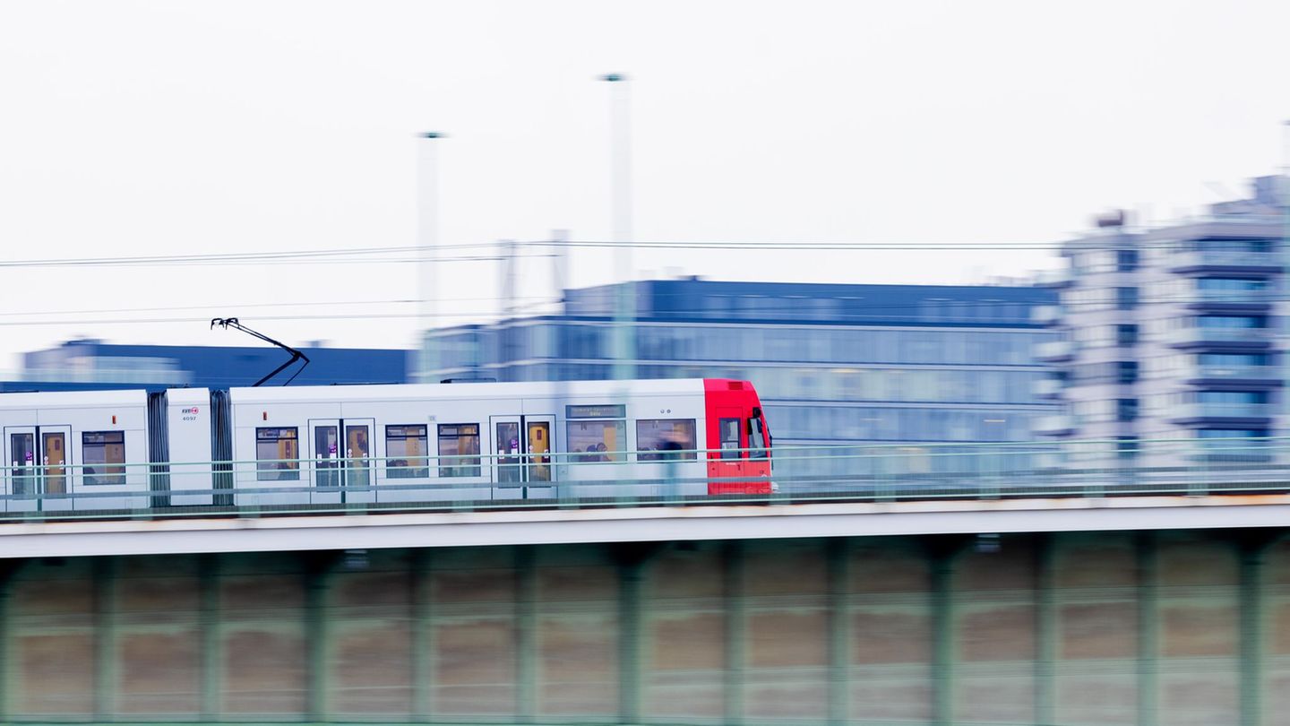 Die Oberleitung an einer Strecke der Kölner Verkehrsbetriebe wurde beschädigt. (Symbolbild) Foto: Rolf Vennenbernd/dpa