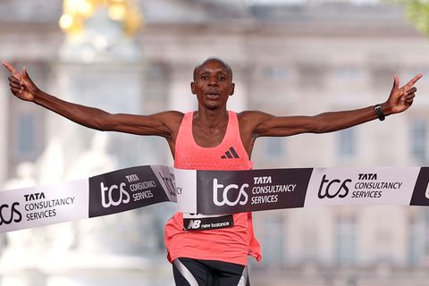 In London blieb Sabastian Sawe im April unter der Marke von zwei Stunden. (Archivbild) Foto: Ian Walton/AP/dpa