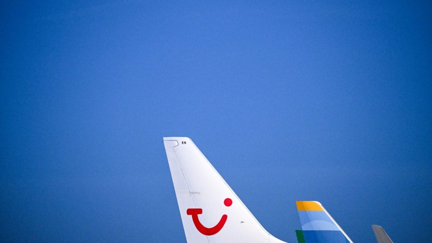 TUI-Logo auf einem Flugzeug am Flughafen Frankfurt