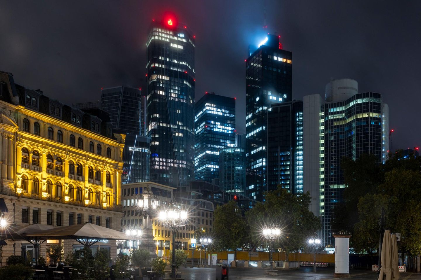 Bankentürme Frankfurts bei Regen