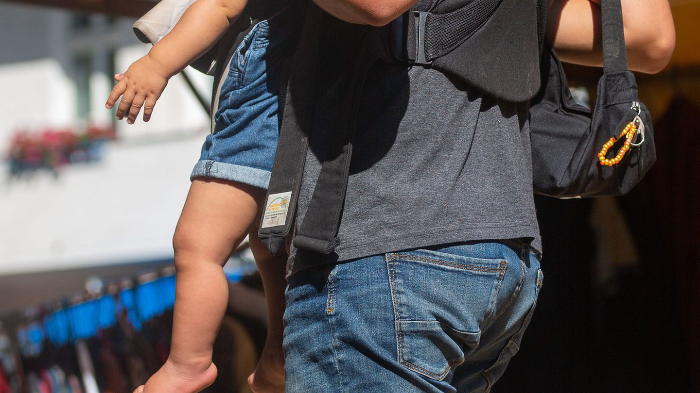 In Deutschland erklären 42 Prozent der Väter, kranke Kinder mindestens ebenso häufig zu betreuen wie ihre Partnerinnen. (Symbolb