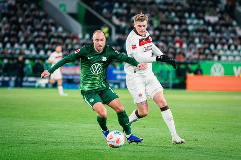 Fußball-Bundesliga: Wolfsburgs Christian Eriksen (l.) im Zweikampf mit St. Paulis Eric Smith