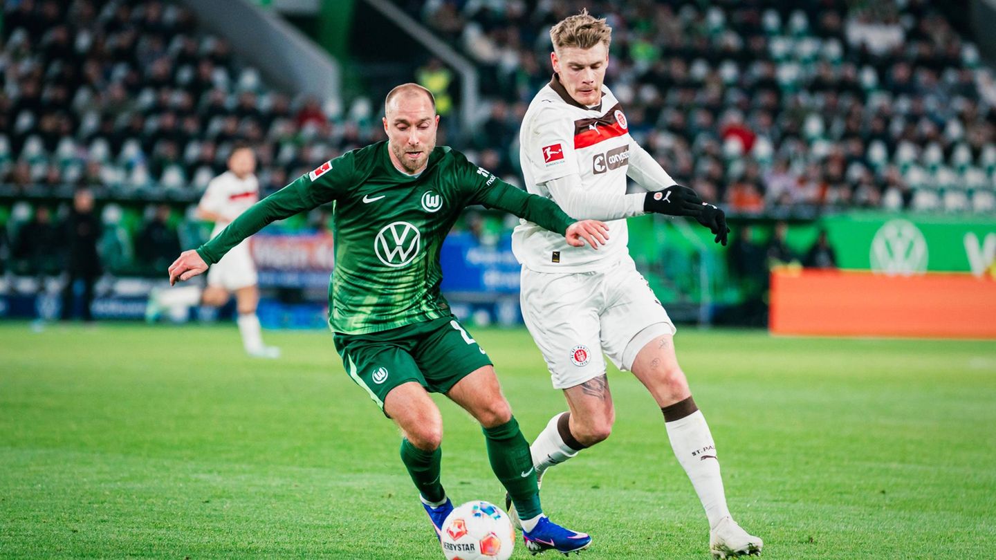 Fußball-Bundesliga: Wolfsburgs Christian Eriksen (l.) im Zweikampf mit St. Paulis Eric Smith